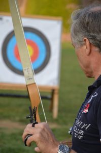 El Dr. Fraguas practicando tiro con arco